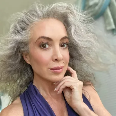 Vanessa Chamberlin ๐ธ Midlife Beauty ๐ธ Grey Hair Coach profile
