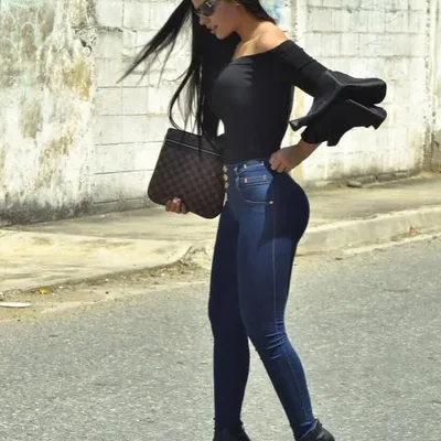 skinnyjeans and heels profile