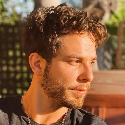 Skylar Astin profile