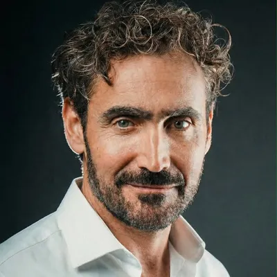 Sócrates Serrano profile