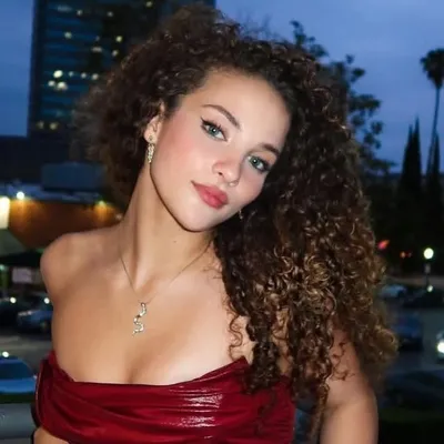 Sofie Dossi profile