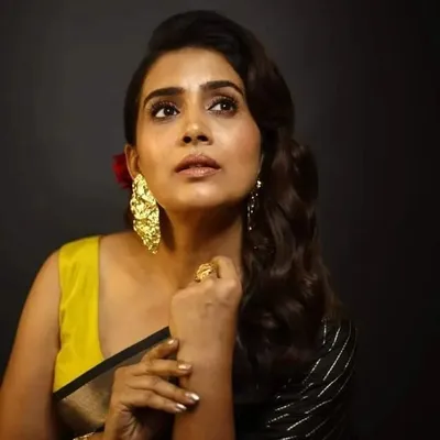 Sonali Kulkarni profile