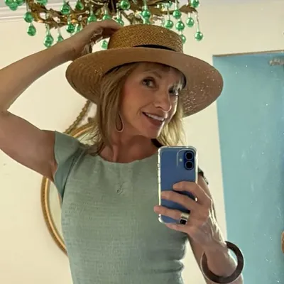 Lori Nell Rowe - Colorful Ladylike Classic Style profile