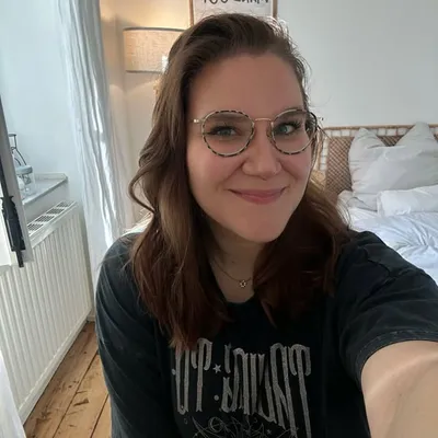 STEFANIE KUHN profile