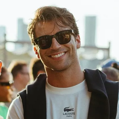 Taylor Phillips profile