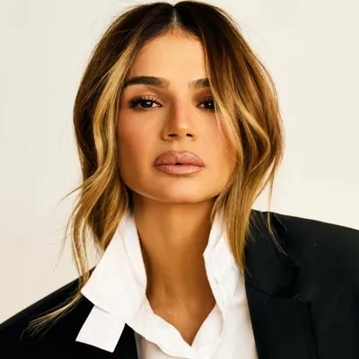 Thássia Naves profile
