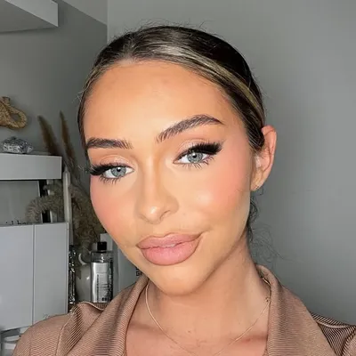 Théa Elizabeth | Pro MUA profile