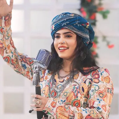 Alvira Mir profile