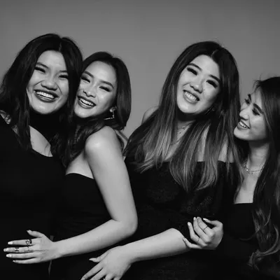 THE KARDASHERS. profile