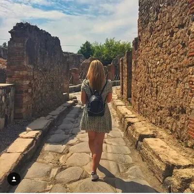 L A U R A L E A . profile