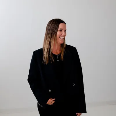 Leslie Davis profile