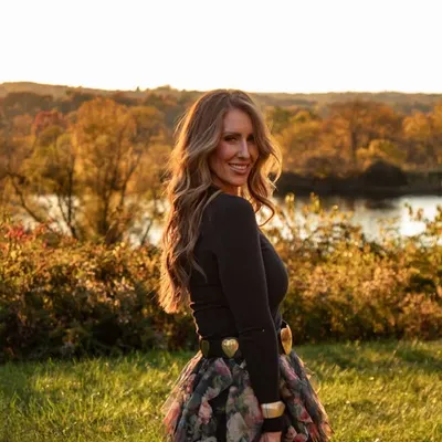 Sarah Elizabeth Holt profile