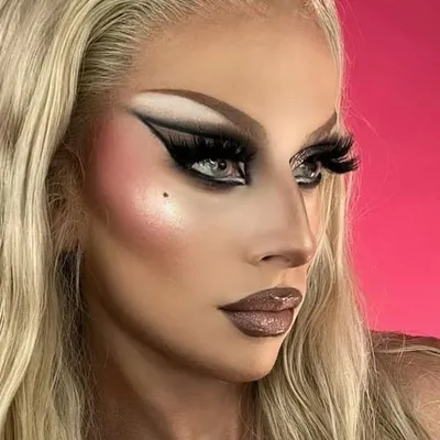 ๐ณ๐๐๐ ๐ฏ๐๐๐๐๐
Drag Queen & Make-Up Artist profile