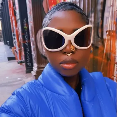 Dee profile