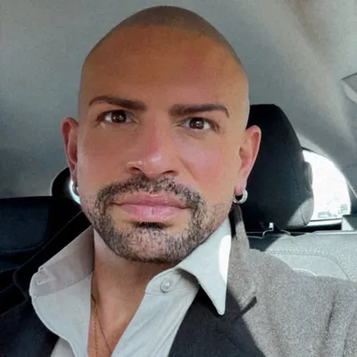 Thomas Everett | NYC Balayage Colorist profile