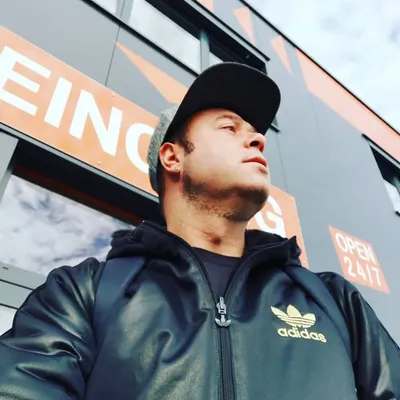 Tom profile