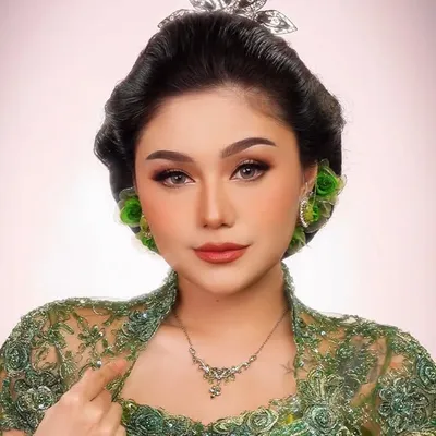 Uly Novita Siahaan profile