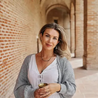 Nat, spiritual guide, feminine embodiment mentor, Magdalene path profile
