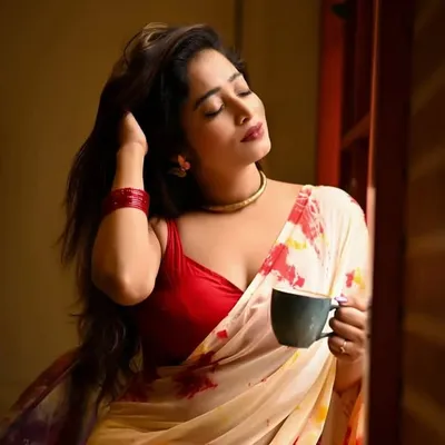 Urmi Bose ✨ profile