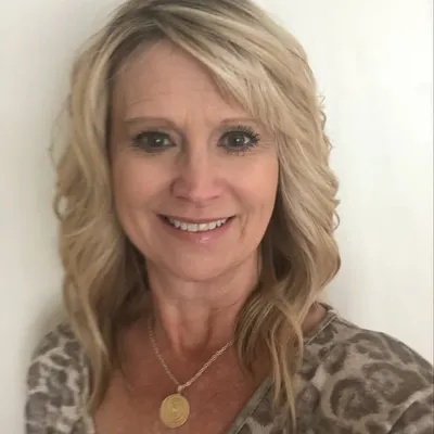 Vicki Davenport profile