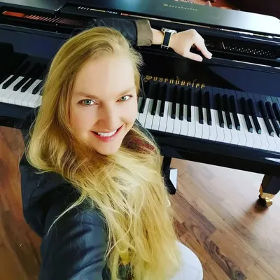 Victoria | Pianist profile