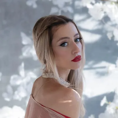 Vivienne Mort profile