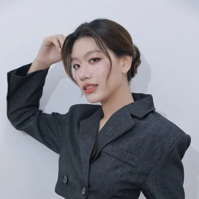 N̆̈ I J I (นิจิ)🌈 profile