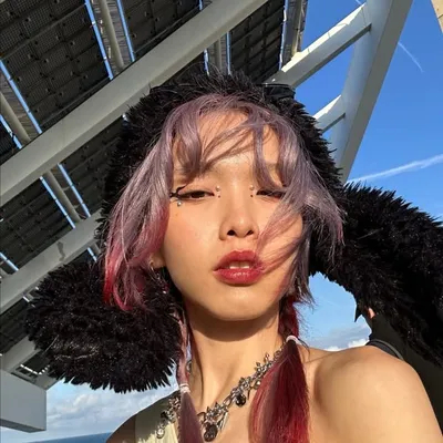 V I V ✦ profile