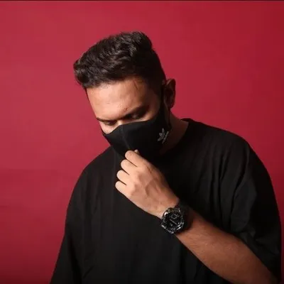 Y E T Ï profile