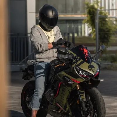 Wɪsʟɪᴢᴇɴɪ ~ CBR650R ~ Bɪᴋᴇʀ profile