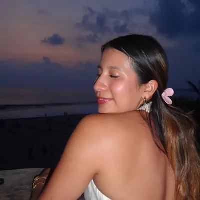 Ximena 🤍 profile