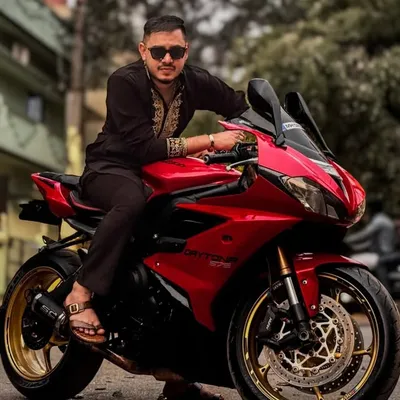 YASEEN SULTAN | LIVING LOUD | 7860 profile