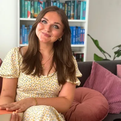 Laura | bookish content creator profile