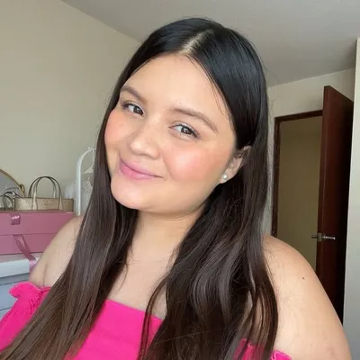Zuuri Valeria 🤍✨ profile